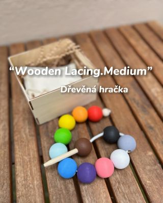 Proč je to víc než jen hračka? Montessori sada «Wooden Lacing. Medium» rozvíjí: 🔸barevné vnímání 🔸jemnou motoriku a...