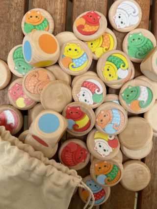 🐾 KDE JE MŮJ KOCOUR? Stolní hra, která baví i rozvíjí. Jak se hraje? Na stole jsou rozložené žetony s kočkami. Na začátku...