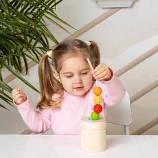 Navlékání jako cesta k řeči? Ano! Tato Montessori hračka zvládne víc, než se na první pohled zdá. ✨ Podporuje jemnou...