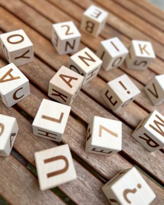📚 Už se připravujete na nový školní rok? Dřevěné Kostky s Anglickými Písmeny a Číslicemi jsou teď přesně to pravé! ... A...